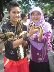 foto sama pecinta reptil ular. (dok. yunisura)