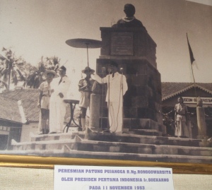 Bung Karno meresmikan patung Ronggowarsito di halaman depan Museum Radya Pustaka (dok. fahrurrozizawawi)